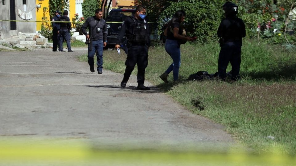 Según los primeros reportes de la policía, parte de los restos estaban envueltos en cobijas en el interior de una camioneta, mientras que a unos metros de la unidad fueron localizadas bolsas y una mochila con más restos humanos