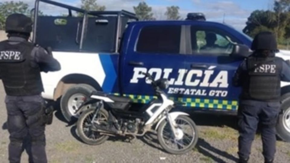 La motocicleta en la que circulaba el joven armado que fue detenido no portaba placa y presentaba alteración en su número de serie.
