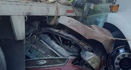 VIDEO: Auto queda prensado entre camiones de carga en la México-Querétaro