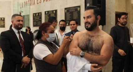 Diputado de Hidalgo se quita la camisa en el Congreso... para vacunarse