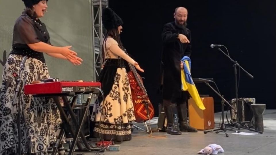 El cuarteto ucraniano Dakhabrakha se mostró emocionado y agradecido al ver al muñeco de peluche del Dr. Simil que les arrojaron.