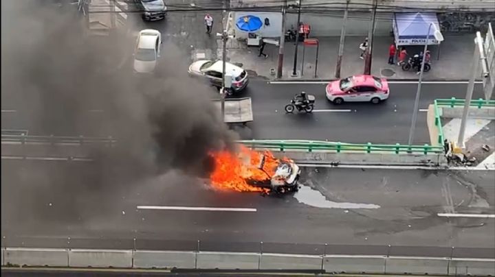 VIDEO: vehículo se incendia sobre Segundo Piso de Periférico y causa caos