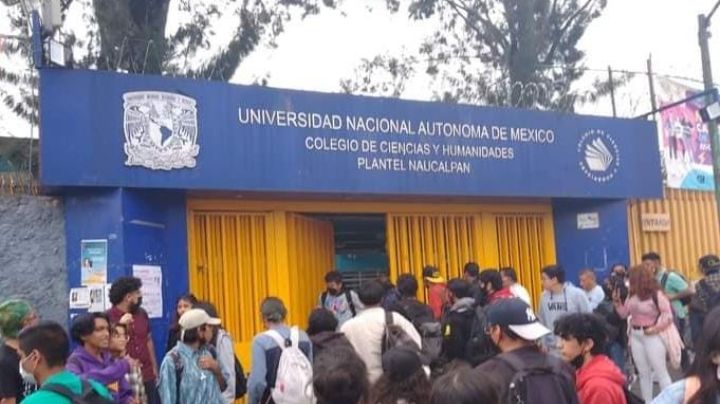 Estudiantes negocian con autoridades educativas venta de dulces dentro del CCH Naucalpan