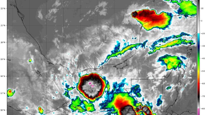 Se “desinfla” Karl, ingresará a tierra como depresión tropical