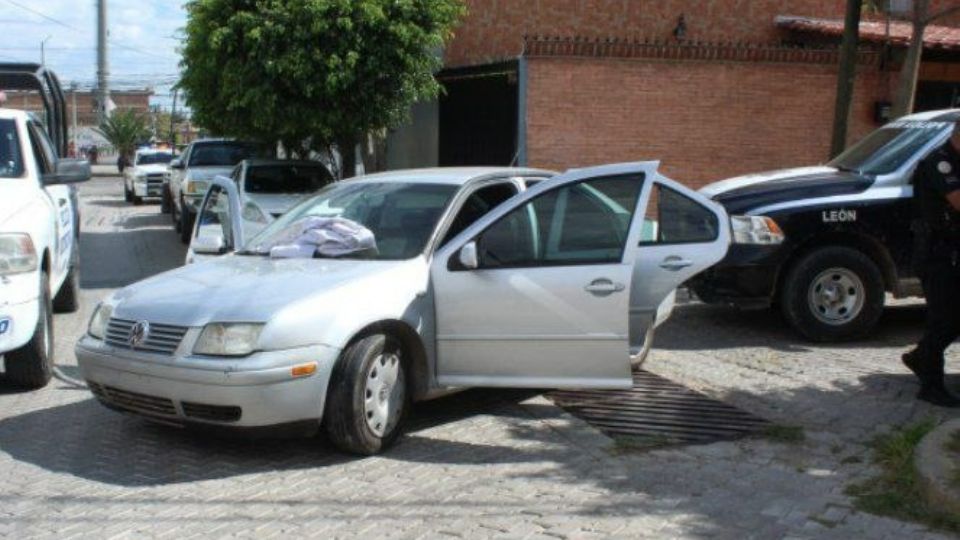 Uno de los dos autos en los que detuvieron a cinco hombres armados tenía reporte de robo,