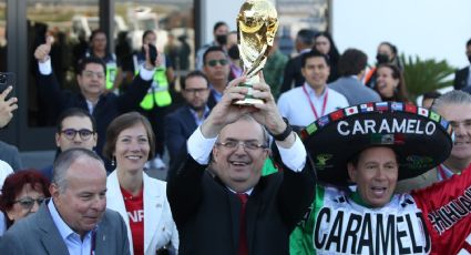 Marcelo Ebrard recibe la Copa del Mundo de Qatar 2022 en el AIFA