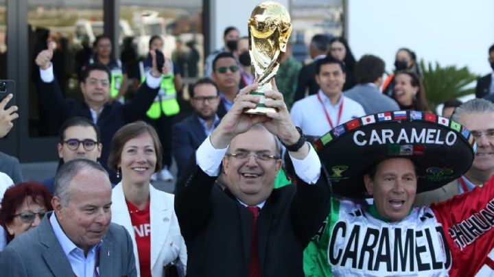 Marcelo Ebrard recibe la Copa del Mundo de Qatar 2022 en el AIFA