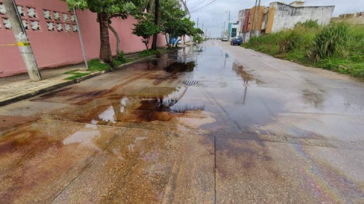 Taller derrama aceite en alcantarilla y se riega hasta malecón de Coatza