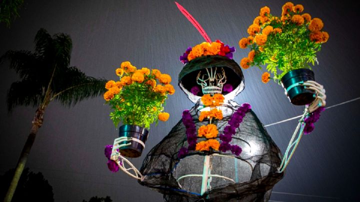 Catrina gigante engalana calles de Xalapa por Día de Muertos