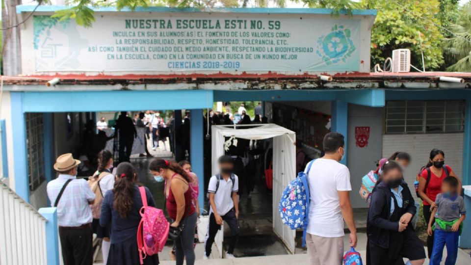 Citlali, madre de Luis, alumno de tercer grado que resultó con molestia intestinal tras comer una rebanada de pizza que compró en ese centro escolar, aseveró que llevará a su hijo con un médico y acudirá a algún laboratorio particular para que le hagan un análisis.