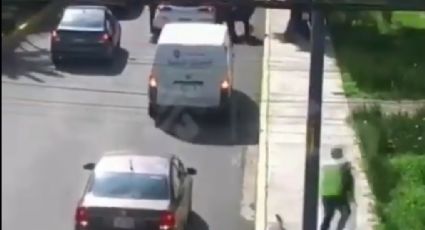 VIDEO: Policía en bicicleta frustra asalto a automovilista y ahuyenta a los ladrones
