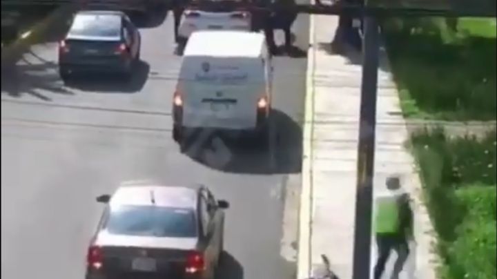 VIDEO: Policía en bicicleta frustra asalto a automovilista y ahuyenta a los ladrones