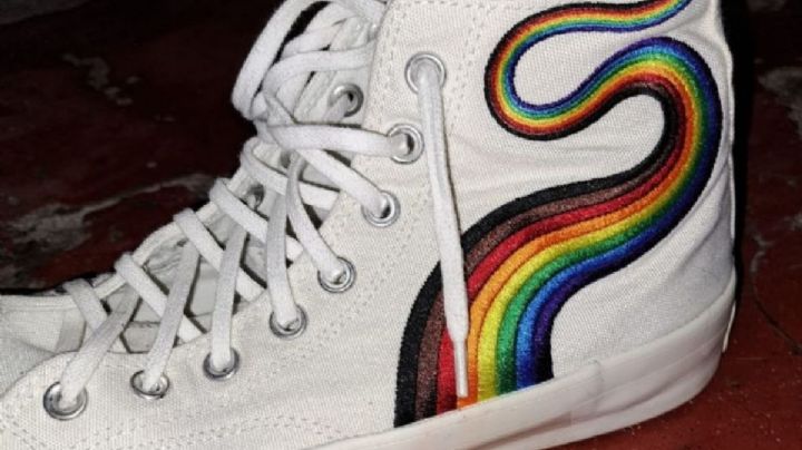 Acusan amenazas de muerte a maestro por usar tenis arcoíris en Veracruz