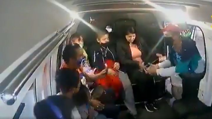VIDEO:  En 15 segundos, asaltantes roban celulares a pasajeros de combi en Neza