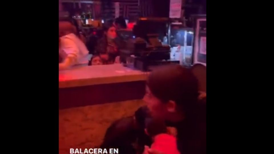 Los comensales del bar se resguardaron en la barra o debajo de las mesas