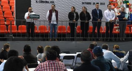 Alcalde de Córdoba otorga reconocimiento a empleados del ayuntamiento