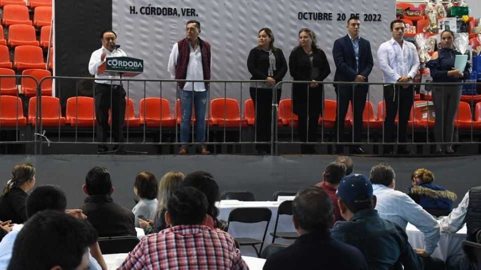 entrega de reconocimientos a los empleados que se destacan por su trayectoria en el ayuntamiento