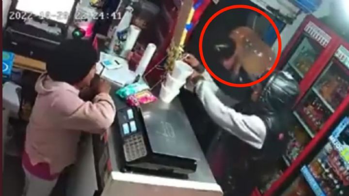 VIDEO: Ladrón "acomedido" le ayuda a cargar garrafones y luego asalta su tienda