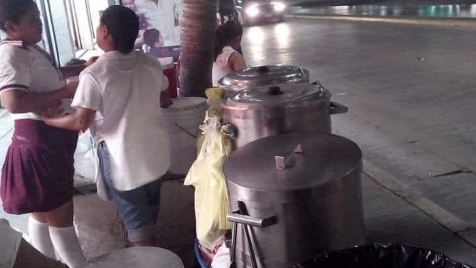 “Esta doñita tiene su carrito de tamales en la esquina de Parisina (en Playa del Carmen)… díganme codo y lo que gusten, pero se me hace muy excesivo cobrar 25 pesos por un tamal”, escribió