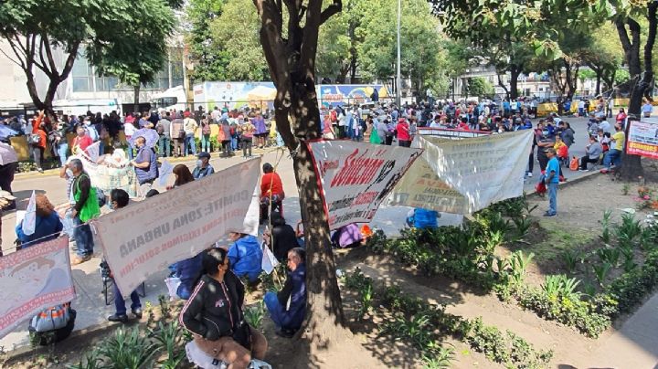 Cierran circulación en ambos sentidos de Circuito Interior, piden tarifas justas de CFE ante Profeco