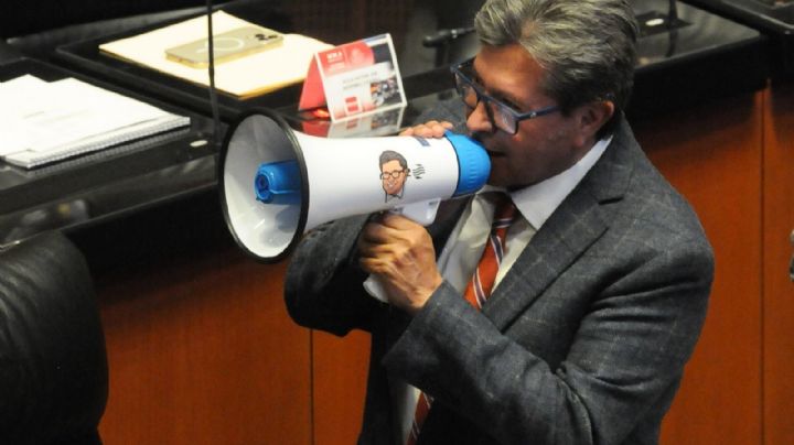 No nos distraen las intrigas: Monreal a lado de senadores de Morena