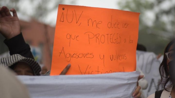 Tras expulsión de alumno, estudiantes UV piden despido de directora