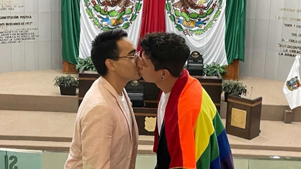 Así Carlos de 22 y Abraham de 25 años estaban sonrientes tomados de las manos no con la ilusión sino con la certeza de que ahora sí podrán casarse, unirse, unir su amor y vidas.