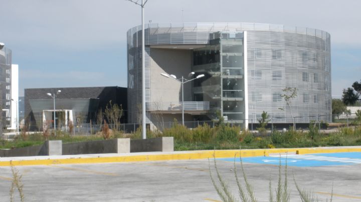 Indignan “adornos” de “embolsados” para Halloween en instituto de la UAEH