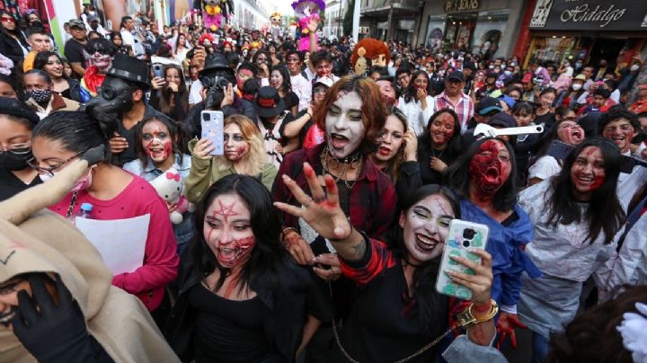 Monstruos y zombies se apoderan de las calles en Toluca