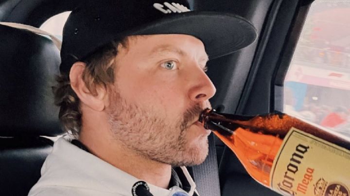 Bottas, piloto de la F1, celebra el GP México con caguama