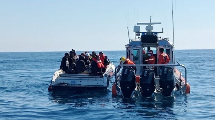 Crisis migratoria: quedan a la deriva 11 en costa de Ensenada; son rescatados