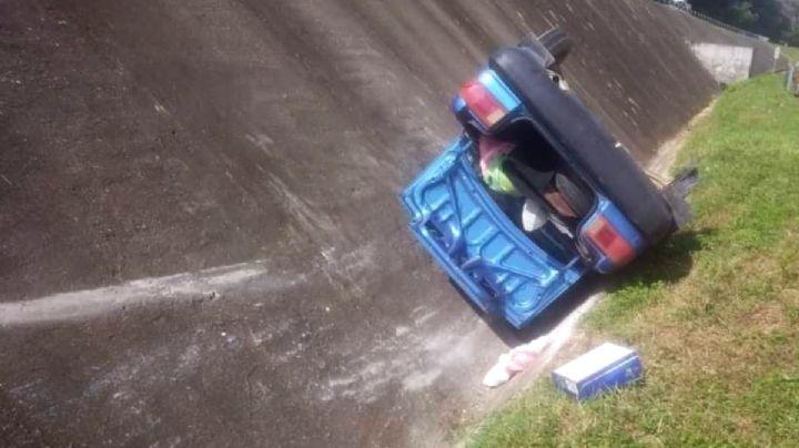 Menor viaja con sus abuelos, se vuelcan y muere en Moloacán