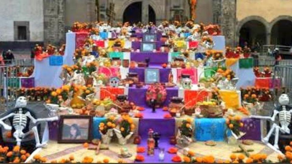 El altar de muertos de 7 niveles, representa el proceso que atraviesa el alma para llegar al descanso eterno.