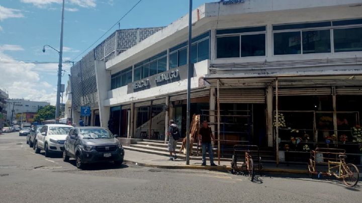 Mientras esperaba sus antojitos, muere adulto mayor en Mercado Hidalgo