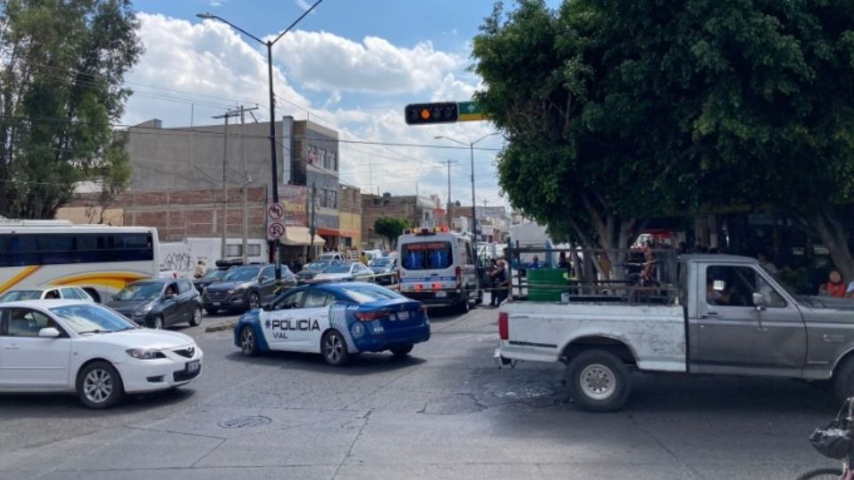 Agentes de Tránsito y paramédicos de Bomberos, en el lugar donde murió un hombre atropellado por un camión urbano, en la colonia Los Olivos.