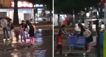 VIDEO: Con carritos de súper, peatones cruzan la calle después de inundaciones en CDMX