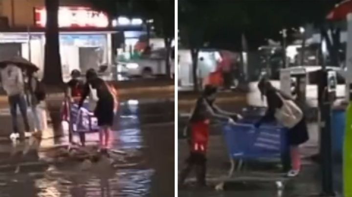 VIDEO: Con carritos de súper, peatones cruzan la calle después de inundaciones en CDMX