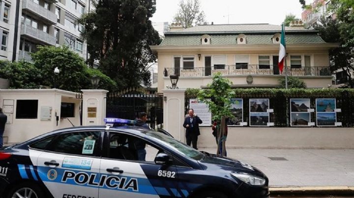 Exempleado irrumpe en la embajada de México en Argentina