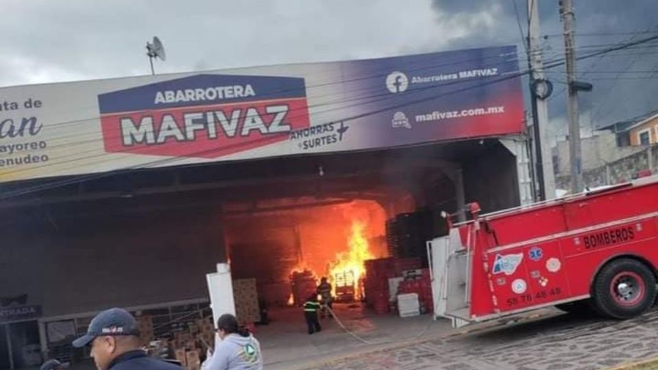 Bomberos de Nicolás Romero acudieron a apagar incendio en el municipio Tepotzotlán.
