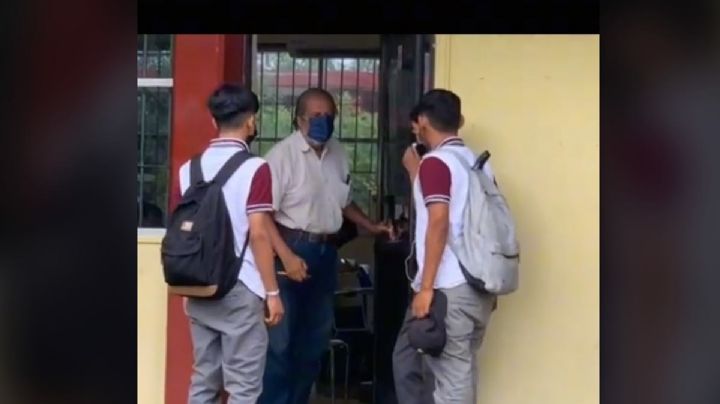 VIDEO TIKTOK: “¡Lárguese, lárguese!”, grita maestro a alumnos del CBTIS