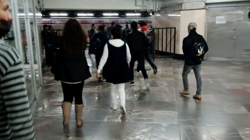 Los usuarios del Metro se encuentran con una reja que les impide avanzar en el transbordo de Balderas de Línea 3 a Línea 1.