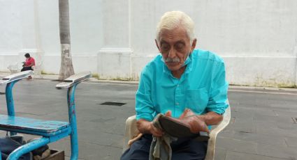 Sale para comer: A los 80 años, José vive de bolear zapatos en Veracruz