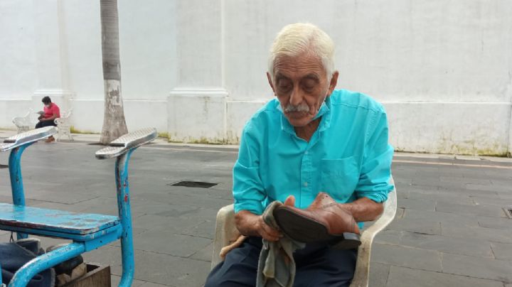 Sale para comer: A los 80 años, José vive de bolear zapatos en Veracruz