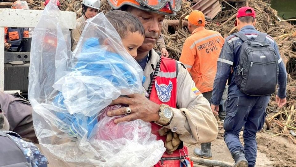 La crecida de una quebrada este sábado arrastró viviendas, mobiliario urbano, e inundó las calles de la localidad, arrasando con todo lo que el agua encontró a su paso