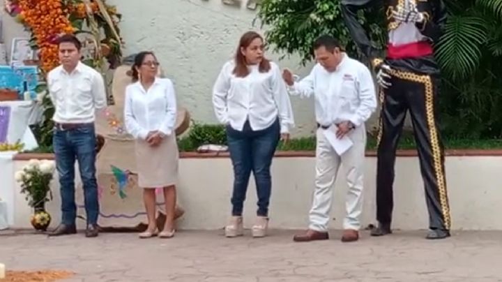 VIDEO: En acto cívico, alcalde de Tepetzintla violenta a síndica