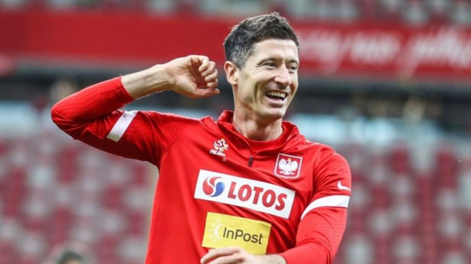 Robert Lewandowski, delantero del Barcelona, lidera la lista de 26 convocados