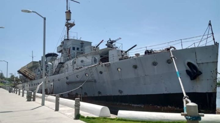Retiran partes de Buque Guanajuato en Plaza Banderas en Boca del Río