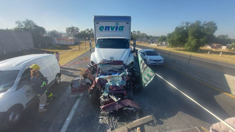 De acuerdo con información preliminar, el tráiler iba a exceso de velocidad y perdió el control.