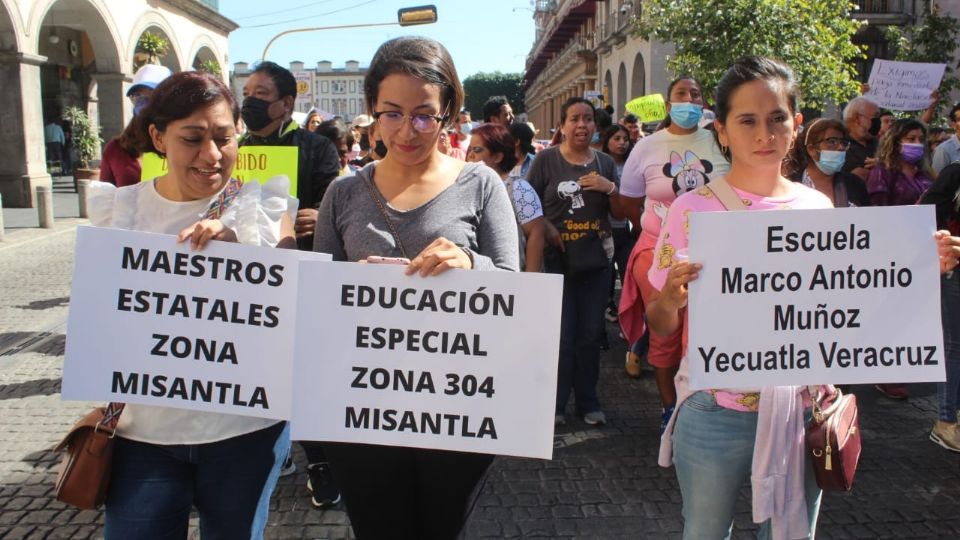Una camioneta lesionó a una docente que participaba en la marcha sobre la carretera Xalapa-Coatepec