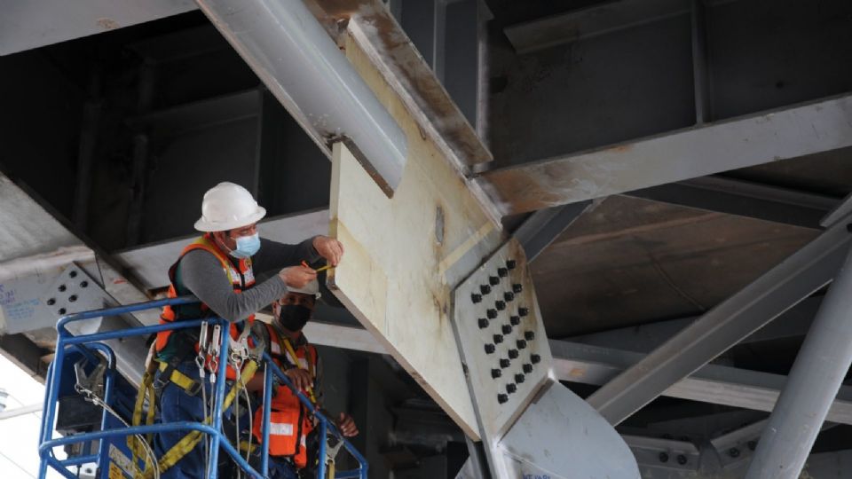 Trabajadores no sólo laboran en el área siniestrada el 3 de mayo de 2021, entre Olivos y Tezonco, sino también lo hacen desde la estación Calle 13 hasta Zapotitlán.